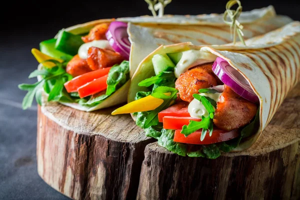 Egészséges Grillezett Tortilla Friss Zöldségek Csirke — Stock Fotó