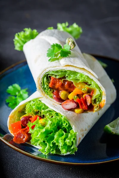 Burrito Hecho Lechuga Verduras Con Salsa Roja — Foto de Stock