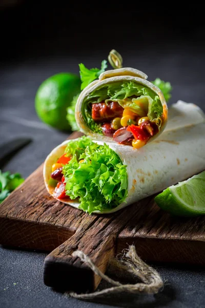 Primer Plano Sabroso Burrito Con Verduras Carne — Foto de Stock