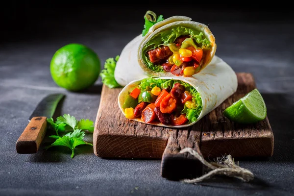 Pikantní Burrito Hlávkového Salátu Zeleniny Červenou Salsou — Stock fotografie