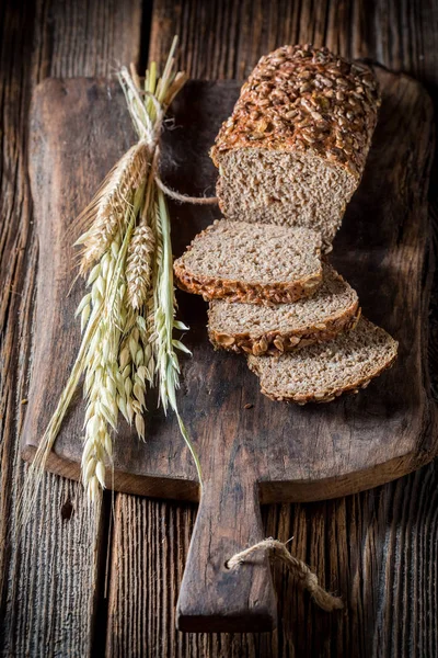 Hjemmelaget Brød Med Korn Bordet Tre – stockfoto