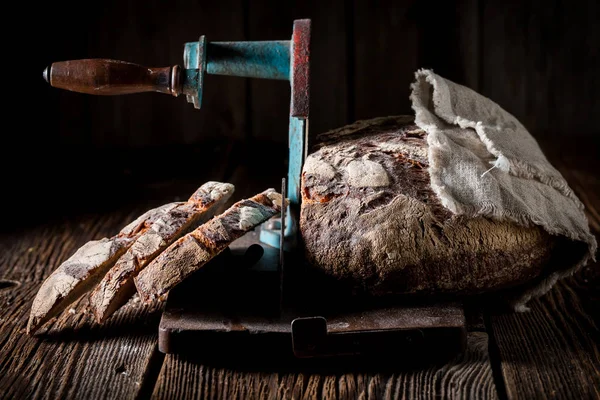 Nahaufnahme Von Hausgemachtem Brot Auf Schneidemaschine — Stockfoto