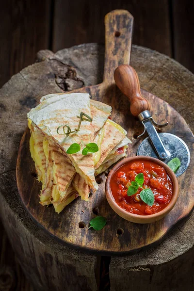 Closeup Tortilla Picante Como Quesadilla Com Molho Ervas — Fotografia de Stock