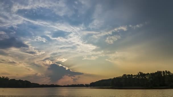 在夏天 游戏中时光倒流 湖美丽的日落 — 图库视频影像