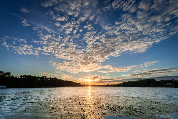 Kalm Schemering Bij Het Meer Van Zomer Met Dynamische Wolken — Stockfoto