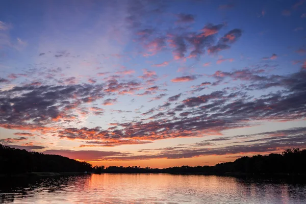 Prachtige Zonsondergang Aan Het Meer Van Zomer Met Dynamische Wolken — Stockfoto