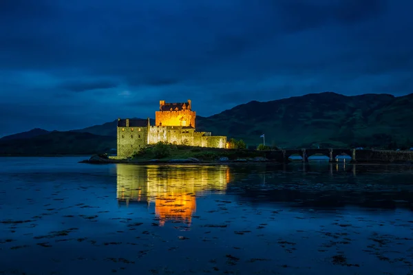 Osvětlené Eilean Donan Castle Noci Skotsko — Stock fotografie