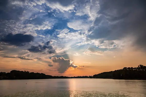 Prachtige Zonsondergang Aan Het Meer Van Zomer Met Dynamische Wolken — Stockfoto