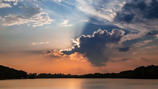 Amazing Zonsondergang Zomer Meer Met Dynamische Wolken — Stockfoto
