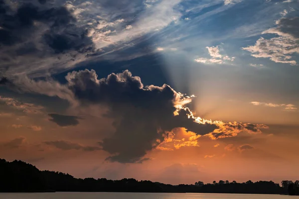 Beautiful Dusk Summer Lake Dynamic Clouds — Stock Photo, Image