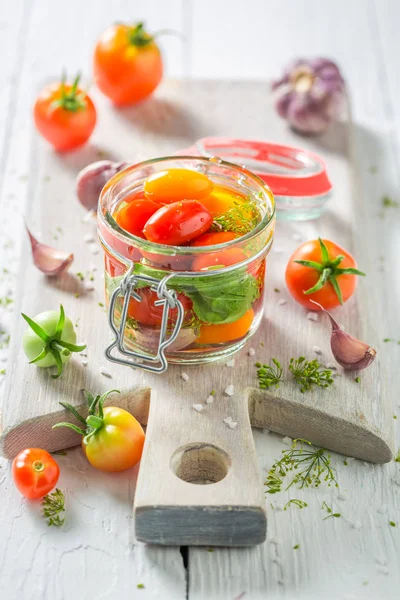 Natuurlijke Gezonde Ingemaakte Rode Tomaten Pot — Stockfoto