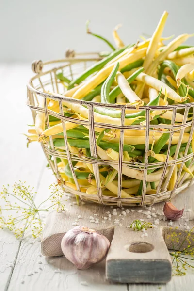 Hemmagjord Konserverade Gröna Och Gula Bönor Blå Tabell — Stockfoto