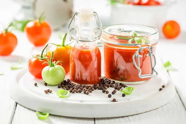 Rode Pittige Ketchup Gemaakt Van Tomaten — Stockfoto