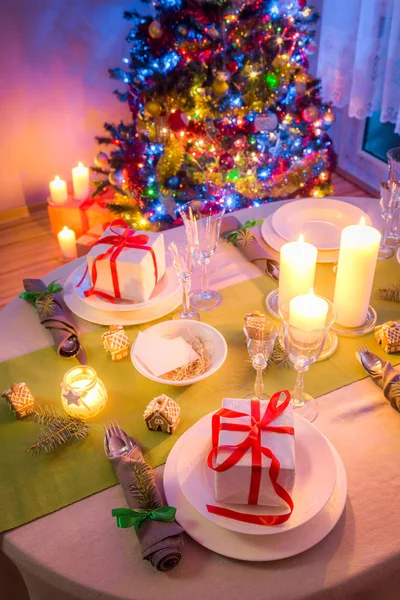 緑と白の装飾でクリスマス テーブルの設定 — ストック写真