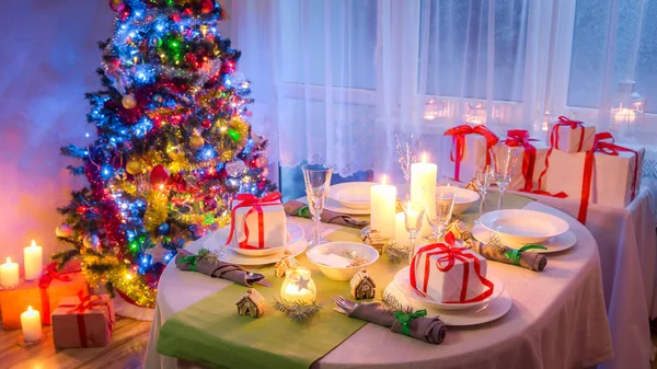 Prachtige Kerstmis Tabel Setting Met Kaarsen Peperkoek — Stockfoto