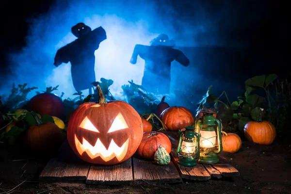 かかしと青い霧ハロウィンかぼちゃ — ストック写真