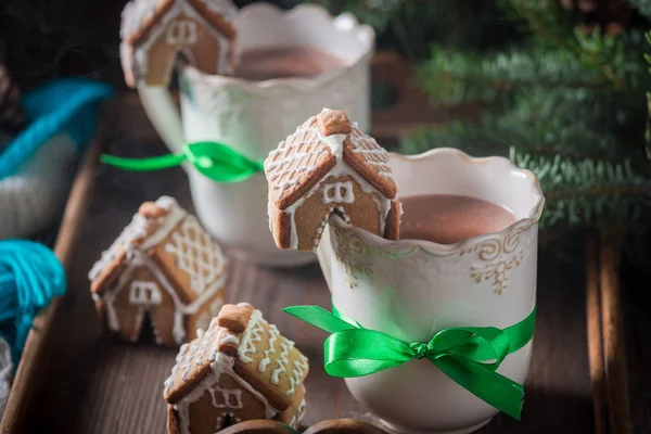 Nahaufnahme Von Heißer Schokolade Und Lebkuchenhäuschen Für Weihnachten — Stockfoto