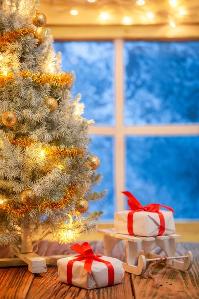 Wunderschöne Geschenke Und Weihnachtsbaum Mit Gefrorenem Fenster Und Licht — Stockfoto