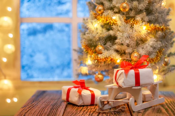 Schöner Weihnachtsbaum Und Geschenke Mit Gefrorenem Fenster Und Licht — Stockfoto