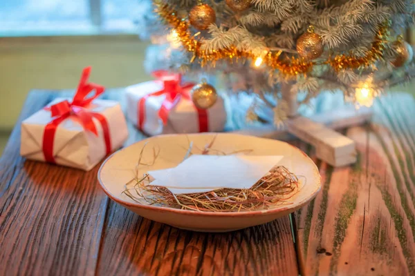 Geschenke Und Weihnachtsbaum Mit Lichtern Und Gefrorenem Fenster — Stockfoto