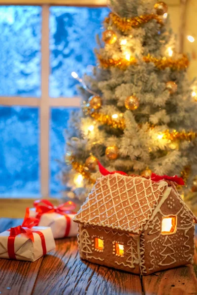 Kerstboom Cadeautjes Met Bevroren Venster Licht — Stockfoto