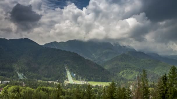 Giornata nuvolosa a Zakopane vista sul Monte Giewont e salto con gli sci, Polonia — Video Stock