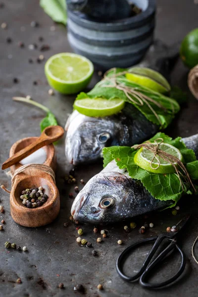 Nyfångad Havsruda Med Pepparrot Och Citron — Stockfoto