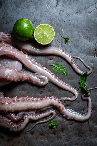 Příprava Čerstvé Chobotnice Chladný Kovový Stůl — Stock fotografie