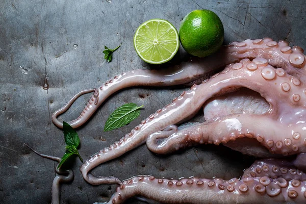 Příprava Čerstvé Chobotnice Limetkou Mátou Listy — Stock fotografie