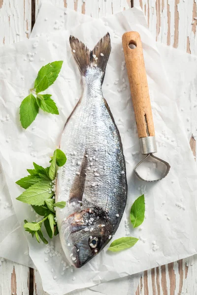 Condimento Pescado Recién Capturado Con Sal Hierbas —  Fotos de Stock