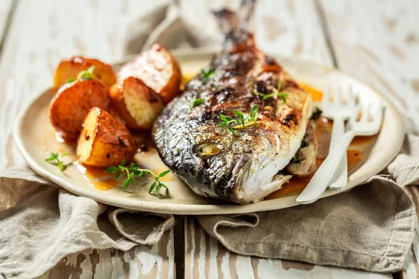 Hemmagjord Potatis Och Guldsparid Med Körsbärstomater Och Timjan — Stockfoto