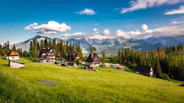 Peu Maisons Magnifiques Montagnes Tatra Coucher Soleil Été — Photo