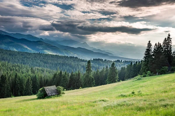 Όμορφο Μικρό Εξοχικό Σπίτι Καταπράσινη Κοιλάδα Στο Ηλιοβασίλεμα Στα Βουνά — Φωτογραφία Αρχείου