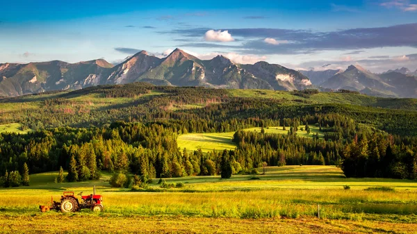 Fantastisk Solnedgång Belianske Tatra Bergen Med Traktor Polen — Stockfoto