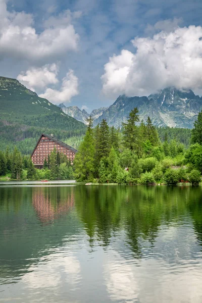 Impressionante Lago Montanha Strbske Pleso Eslováquia — Fotografia de Stock