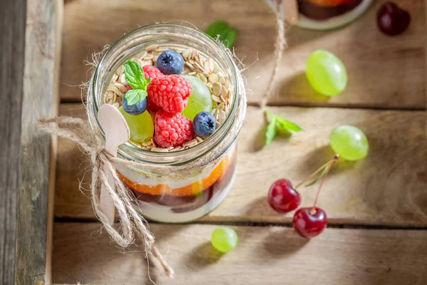 Deliziosa Muesli Con Frutta Fresca Yogurt Barattolo — Foto Stock