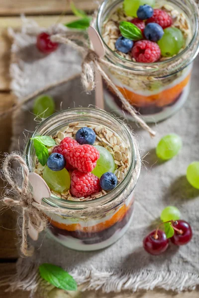 Deilige Havreflak Med Frisk Frukt Yoghurt Krukker – stockfoto