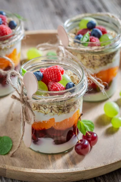 Sladké Müsli Čerstvým Ovocem Jogurty Jar — Stock fotografie