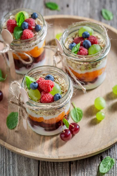 Gezonde Muesli Pot Met Yoghurt Bessen Vruchten — Stockfoto