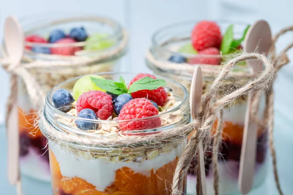 Granola Gustosa Con Frutta Fresca Yogurt Barattolo — Foto Stock