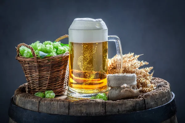 Kaltes Leichtbier Mit Blasen Auf Holzfässern — Stockfoto