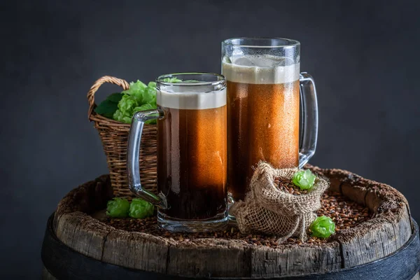 Холодное Темное Пиво Старой Деревянной Бочке — стоковое фото