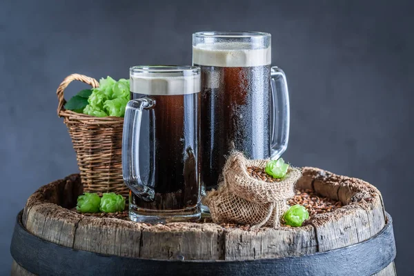 Холодное Темное Пиво Пшеницей Хмелем — стоковое фото