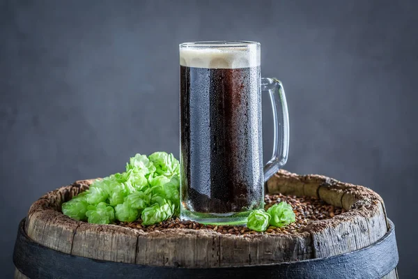Холодная Пинта Тёмного Пива Старом Бочке — стоковое фото