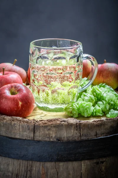 冷たいサイダー ビール ホップ リンゴ — ストック写真