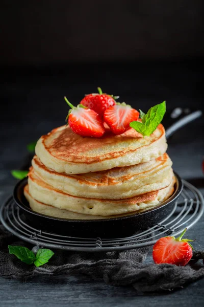 Panqueques Dulces Americanos Para Desayuno Mesa Oscura — Foto de Stock