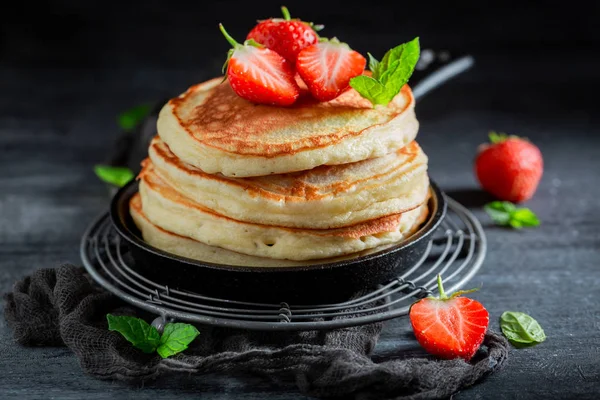 Homemade American Pancakes Powdered Sugar Strawberries — Stock Photo, Image