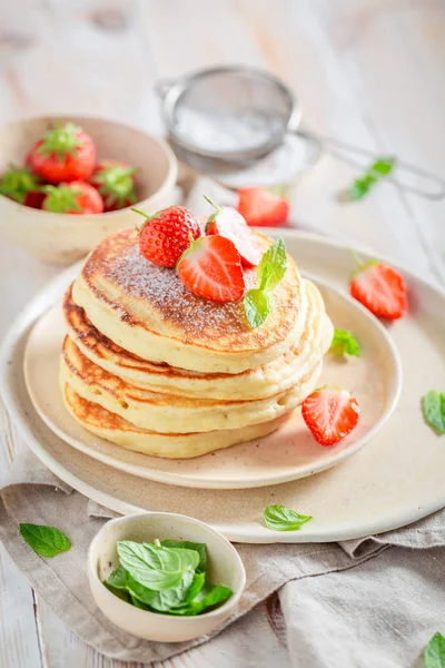 Sabrosos Panqueques Americanos Para Desayuno Mesa Blanca — Foto de Stock