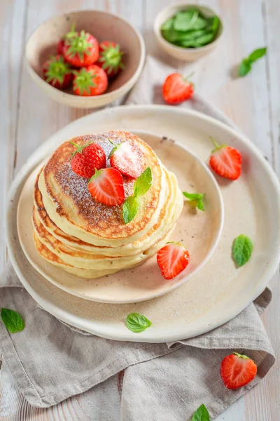 Deliciosas Panquecas Americanas Com Açúcar Morangos — Fotografia de Stock