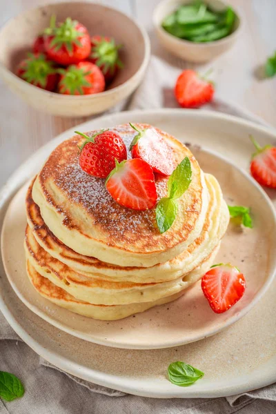 Sweet American Pancakes Powdered Sugar Strawberries — Stock Photo, Image